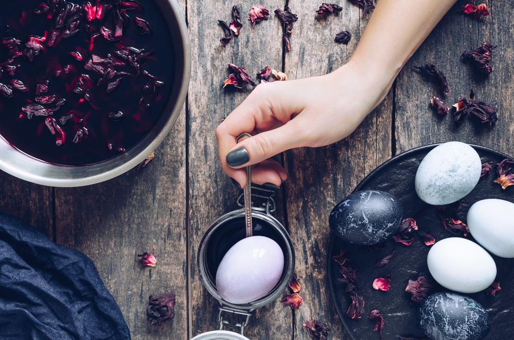 Farbanje jaja čajem daje suptilne i elegantne tonove koji odišu svežinom: Ova prirodna metoda će vas oboriti s nogu