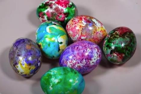 Najlepše ćete ofarbati jaja aluminijumskom folijom: Tehnika koja je jednostavna i brza, a daje efekat mermernih šara