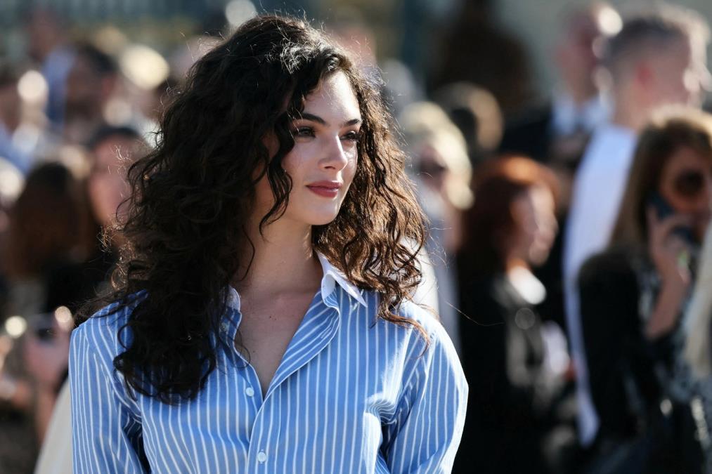 Najlepša devojka na planeti u ljubavnoj vezi sa momkom koji neodoljivo podseća na njenog tatu: A onda sve radi kako ne bi ličila na majku