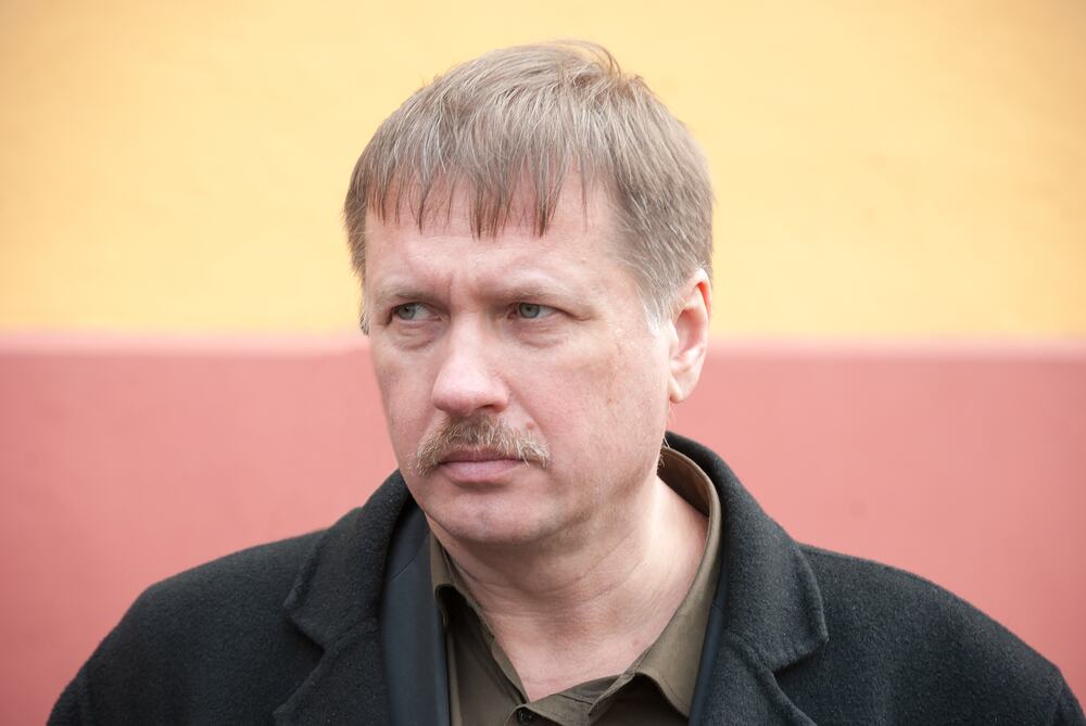 Ivan je živeo na selu i svake noći u 3:17 svetlo bi se palilo samo: Kad je na kameri video šta se dešava, skamenio se