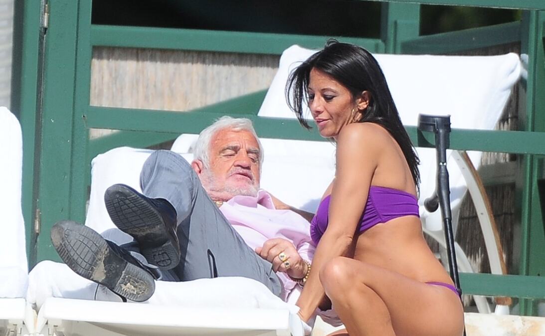 Ostavio ženu i troje dece kako bi bio sa mlađim, a onda ušao u brak sa devojkom kojoj se potpisao u školskoj svesci: Kad je doživeo moždani, priredila mu šok