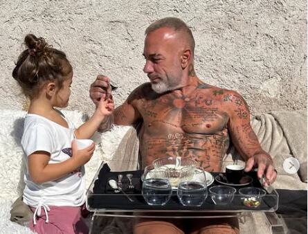 Ima 57 godina, a izgleda kao da je u cvetu mladosti: Neguje se sa 150 krema, 28 godina mlađa je pala u nesvest kad ga je srela