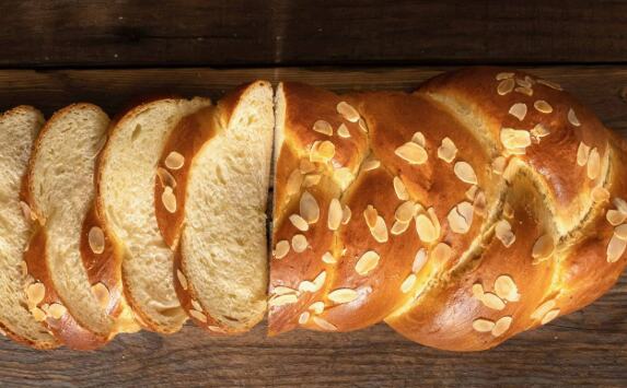 Recept za tradicionalni Grčki slatki uskršnji hleb - Tsureki: Savršeno je mekan i mirisan hleb zbog 1 tajnog sastojka