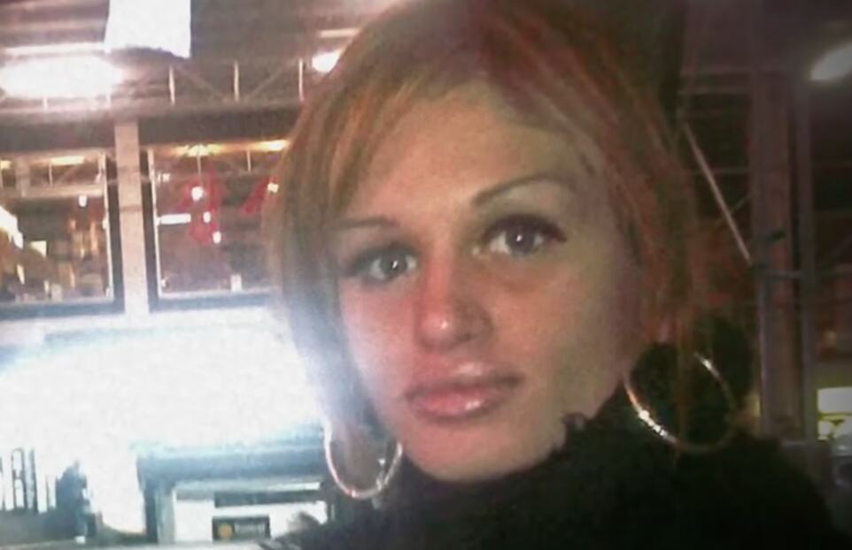 Devojka trčala ulicom vrišteći upomoć, niko joj nije otvorio, a onda je nađena mrtva: Kad su pored nje pronašli još 11 tela, tad je klupko počelo da se odmotava