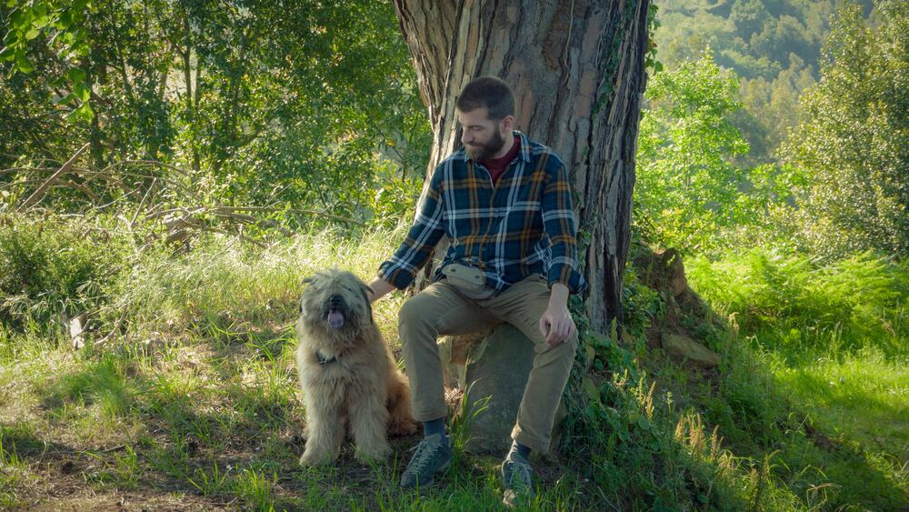 Pas je uznemireno lajao i poveo me u šumu, a onda sam nakon 30 godina saznao istinu o nestanku svog oca: Prizor koji sam zatekao sledio mi je krv u žilama