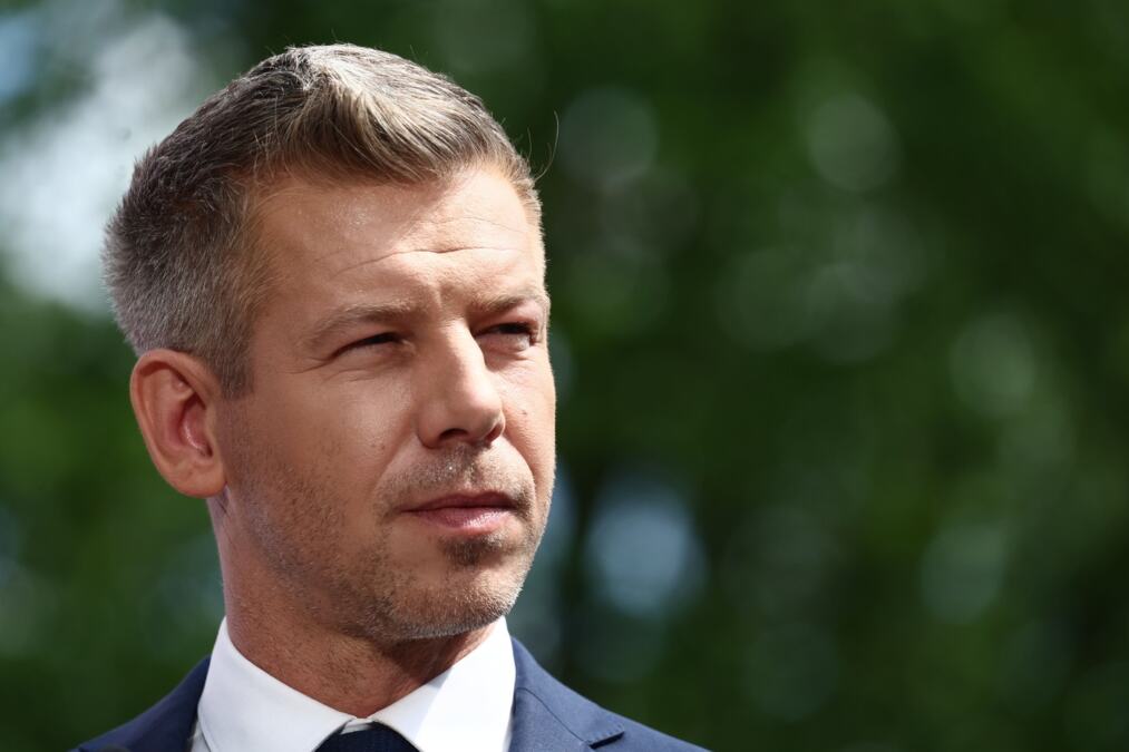 Peter Mađar kao u romantičnom filmu, svi su tvrdili da je zgodni premijer slobodan, a on da bi ućutkao javnost učinio ono čemu se niko nije nadao