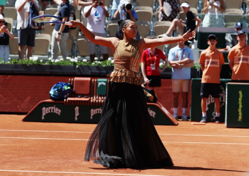 Teniserka sa stilom do neba: Naomi Osaka na teren izašla u dugoj crnoj haljini, pa se presvukla na sred terena