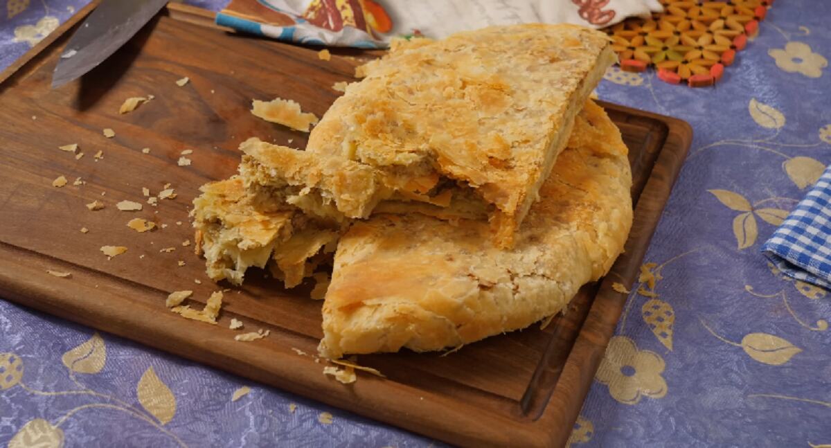 Šuškava pita sa mesom bez razvlačenja testa: Hrskava je i sočna, a sprema se očas posla