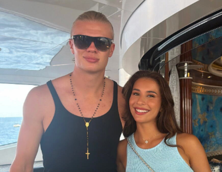 Erling Haland proslavio 26. rođendan na Sardiniji: Sa devojkom i prijateljima uživao na brodu, a svi komentarišu neobičnu trpezu i izgled fudbalera