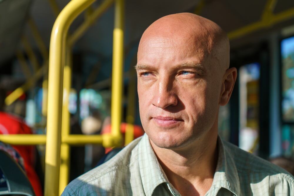 Jovan je 7 godina oplakivao suprugu, a onda je u autobusu ugledao njenu kopiju i skamenio se: Kad je čuo da mu ta žena tiho izgovara ime, život mu postaje drama