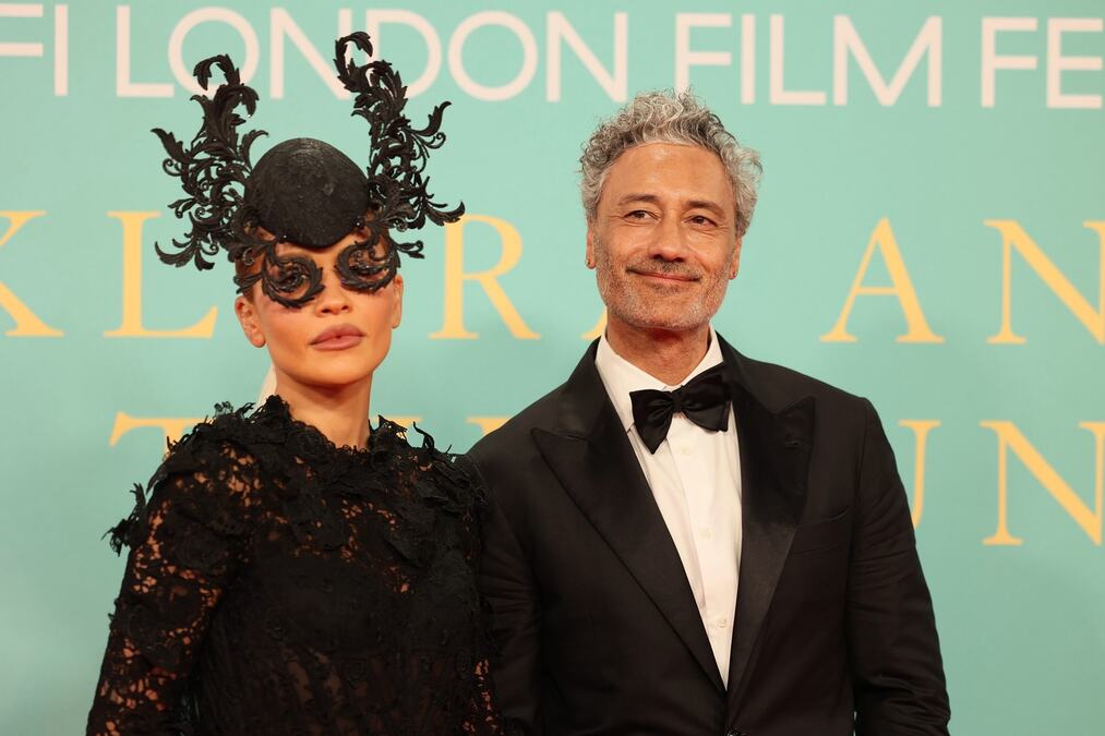 Rita Ora izdominirala na premijeri filma svog muža: Ekscentrična odeća privukla svu pažnju