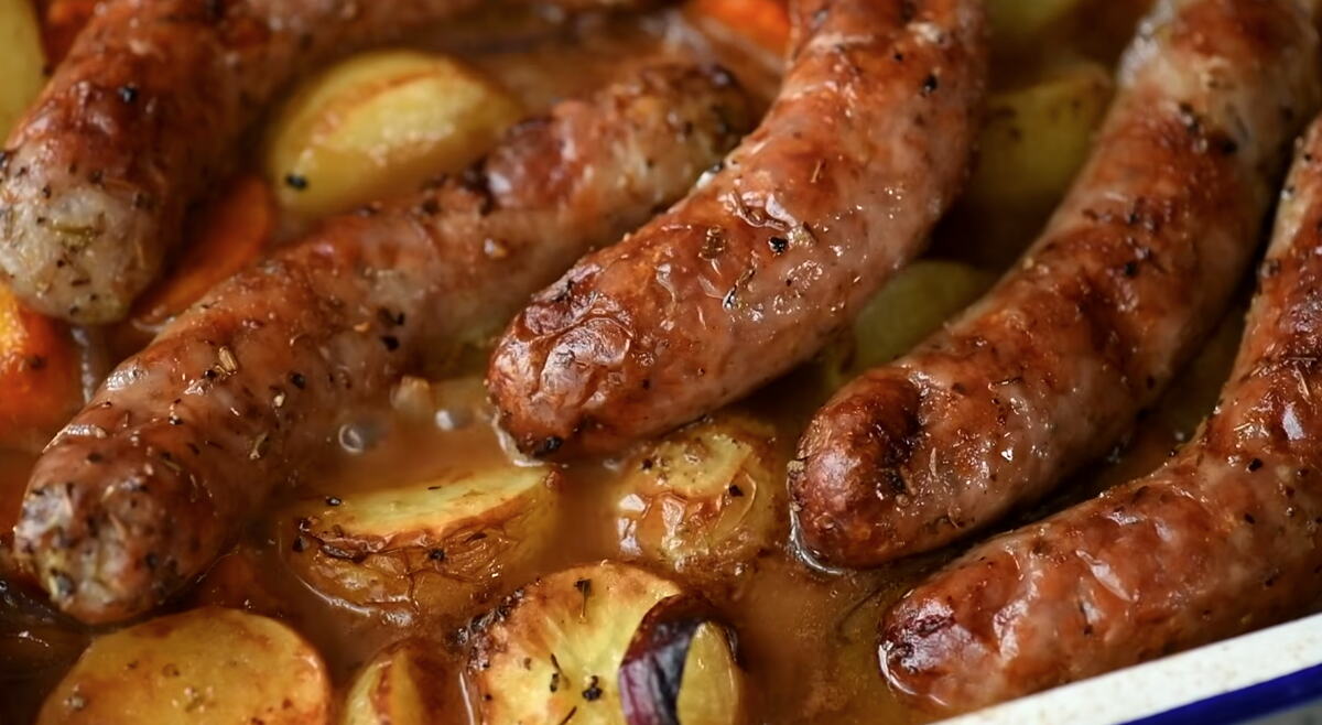 Kvalitetan porodični ručak bez mnogo razmišljanja: Kobasice zapečene sa povrćem u bogatoj moči
