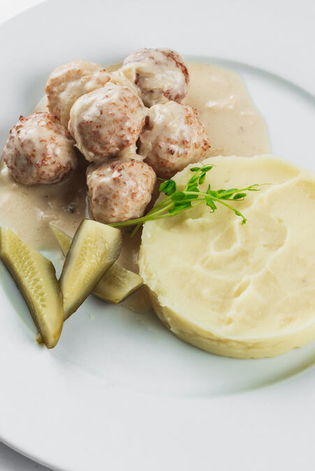 Ćufte u mlečnom sosu sa spanaćem: Ručak koji će okupiti porodicu