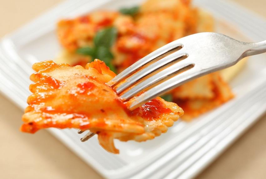 Zapečeni ravioli u sosu sa pečurkama i spanaćem: Toliko dobro da se pravi i da ostane za sutra