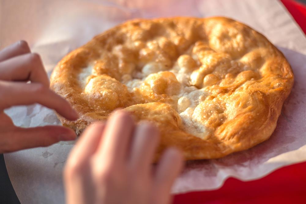 Najbolji brz i jednostavan recept za domaći posni langoš: Hrskav spolja, a mekan iznutra