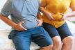 srednje-godine-se-vide-u-struku--struk-se-sve-manje-vidi------stockphotofatmanandwomanholdingtheirbigbellywaistlinesittingonthebedsufferingfromextraweight1617007861.jpg