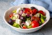 Grčka salata u tanjiru sa feta sirom i maslinama