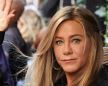 Dženifer Aniston iz mlađih dana pozdravlja publiku