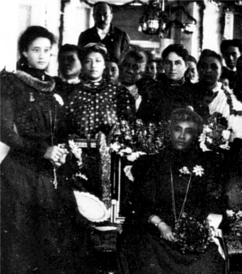queen-liliuokalani-in-mourning-at-washington-place-closeup.gif