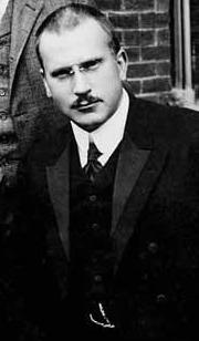 hall-freud-jung-in-front-of-clark-1909--jung-cropped.jpg