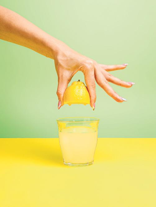 sveze-cedjen-sok--stockphotoawomanshandsqueezinghalfofalemonandmakingaglassoficycoldlemonadeisolatedona2006637872.jpg