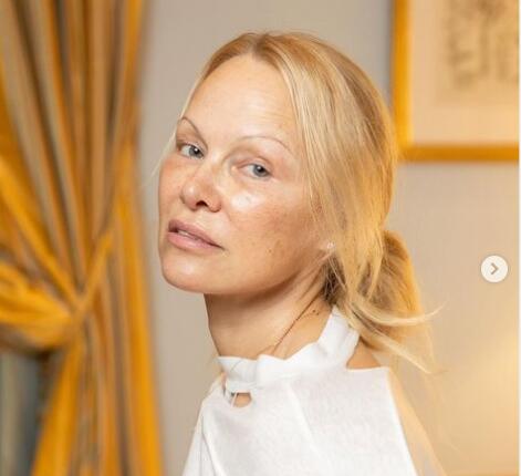 pamela-anderson-sa-skupljenom-kosom-u-beloj-bluzi