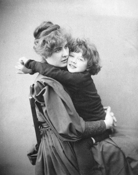 constance-wilde-with-son-cyril-1889.jpg