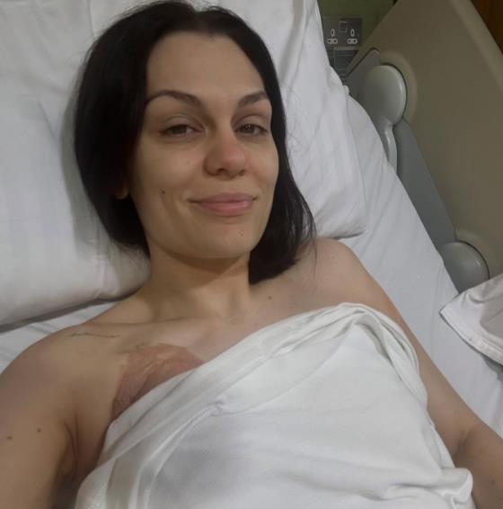 Džesi Džej leži na bolničkom krevetu