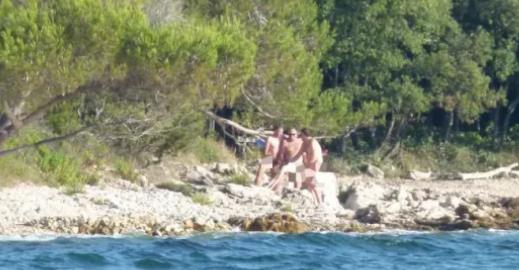 Troje golih ljudi na plaži priredili skandal prolaznicima