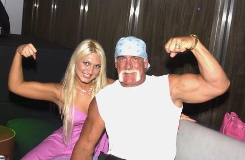 Hukl Hogan sa zanosnom plavušom