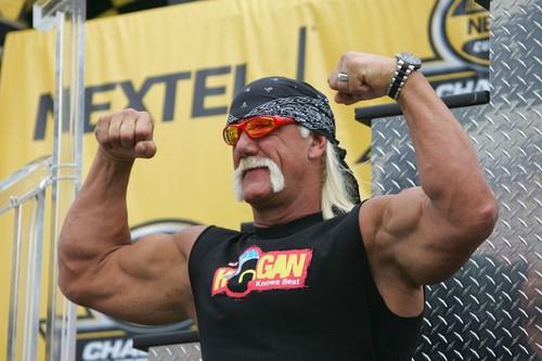 Hulk Hogan pokazuje mišiće