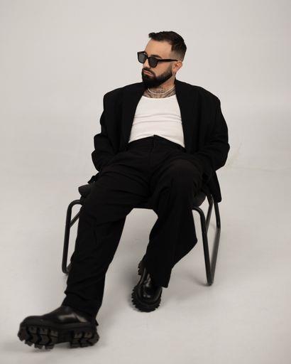 filip-mitrovic-u-crnom-odelu-sedi-ma-stolici.jpeg