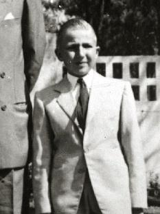 Juan_Carlos_de_Borbón_junto_a_su_padre_y_su_hermano_Alfonso_(1_de_1)_-_Fondo_Marín-Kutxa_Fototeka_(cropped).jpg