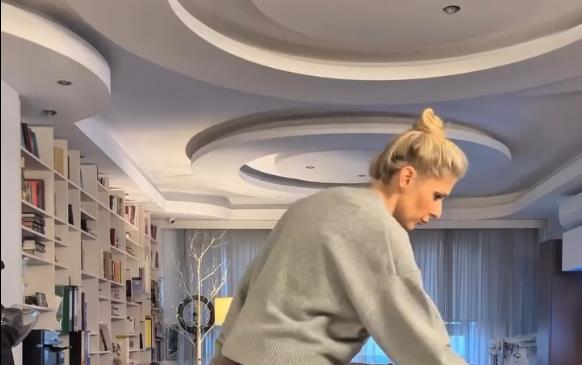 Kristina Radenković usisavam u svom stanu
