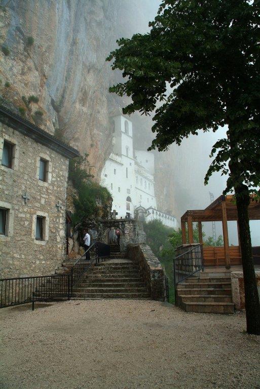 manastir-ostrog.jpg