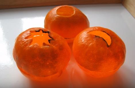 sveca-od-ljuske-mandarine.jpg
