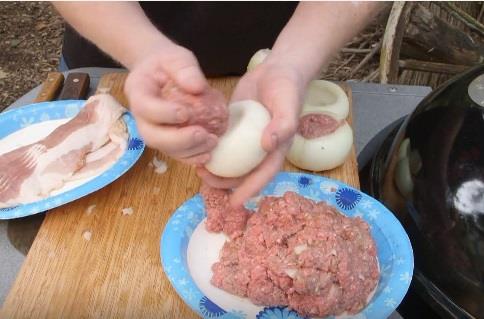 punjeni-luk-sa-slaninom.jpg