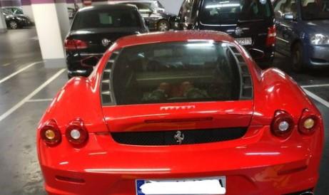 bahato-parkiran-ferari.jpg