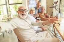 srecni--stockphotojoyfulseniormanspendingtimewithfriendsstockphoto1512171323.jpg