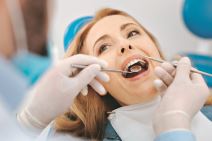 kod-zubara-stockphotoscrupulouscompetentdentistcleaningpatientsteeth618506129.jpg