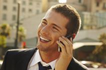 muskarac-na-telefonu.jpg