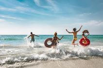 glavna-tockphotohappyfriendshavingfunonthebeachandruntothesea2018827205.jpg