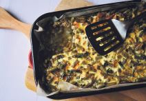 stockphotogreenbeancasseroleinmetalpanonawoodencuttingboardtopview1652250046.jpg