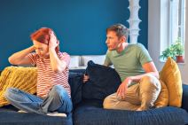 ljubomora-stockphotounhappycouplequarrellingfightingathomesittingoncouchannoyedhusbandshoutingatupset2333101179.jpg