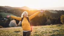 samo-ne-budite-staticni--stockphotofrontviewofseniorwomanhikerstandingoutdoorsinnatureatsunset1746068339.jpg