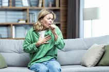 glavna--stockphotoanattackofasthmaallergiesathomeanelderlywomanissittingonthesofaholdingherchest2290797349.jpg
