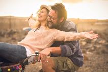 glavna--stockphotohappyadultpeoplecheerfulcoupleenjoytheoutdoorleisureactivityridingabiketogetherman1763234918.jpg