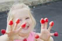 devojcica-jede-maline.jpg