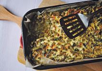 stockphotogreenbeancasseroleinmetalpanonawoodencuttingboardtopview1652250046.jpg