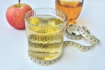 glavna--stockphotoapplecidervinegarwithwaterinaglassandmeasuringtapeonatable1155606724.jpg